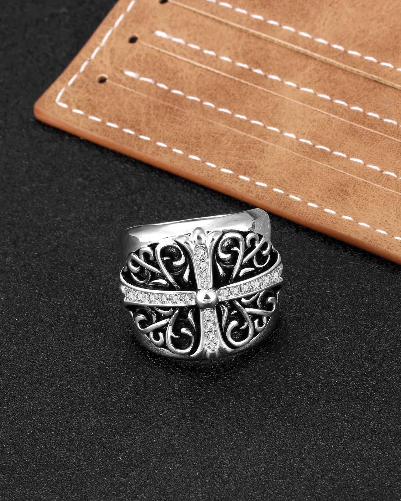 Anneaux ornés à filigrane de croix en ton argent 5