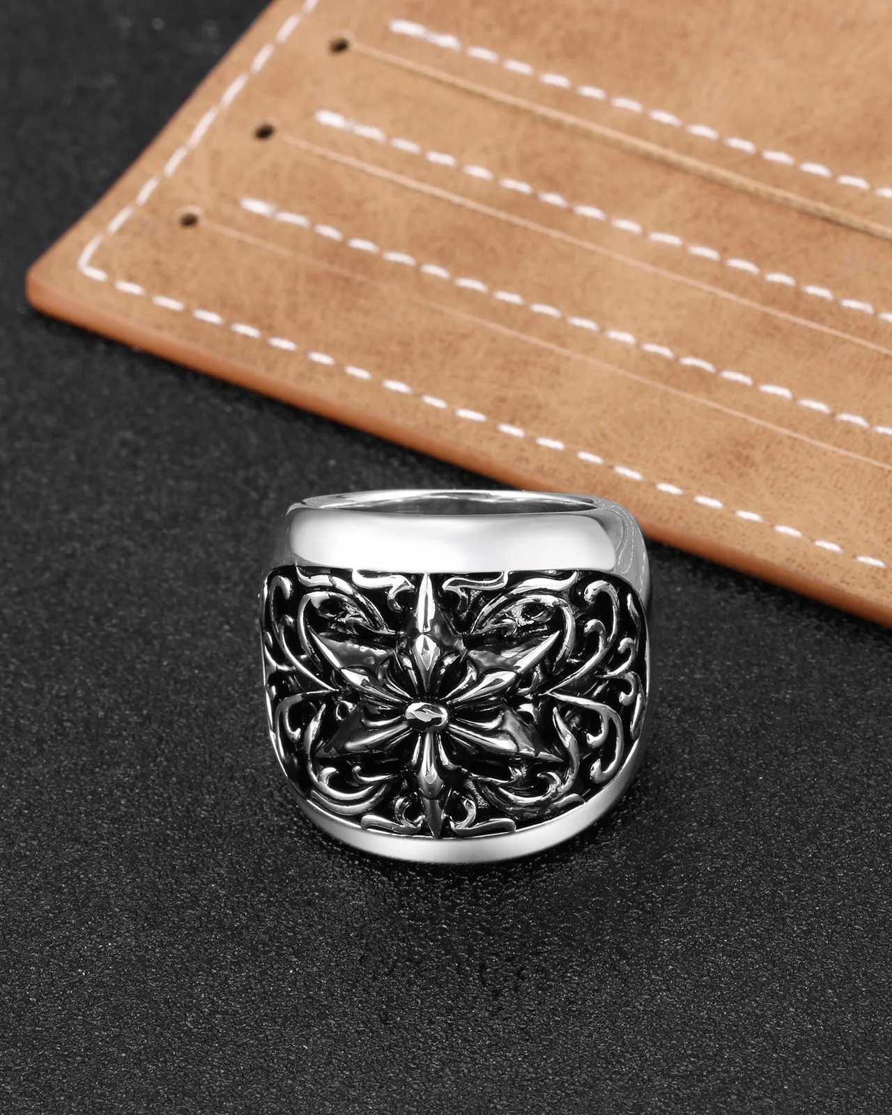 Anneaux ornés à filigrane de croix en ton argent 6