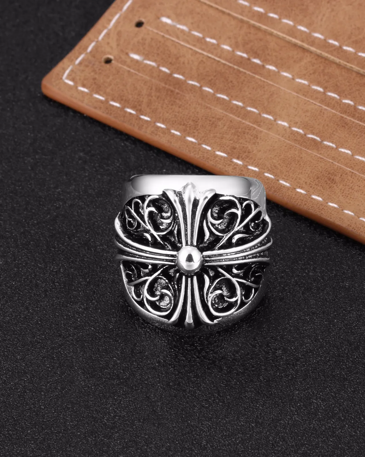 Anneaux ornés à filigrane de croix en ton argent 7
