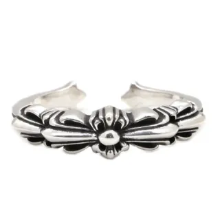 Anel de banda aberta ornamentado com scrollwork floral em tom prateado