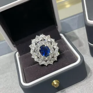 椭圆蓝宝石光环叶形簇戒指