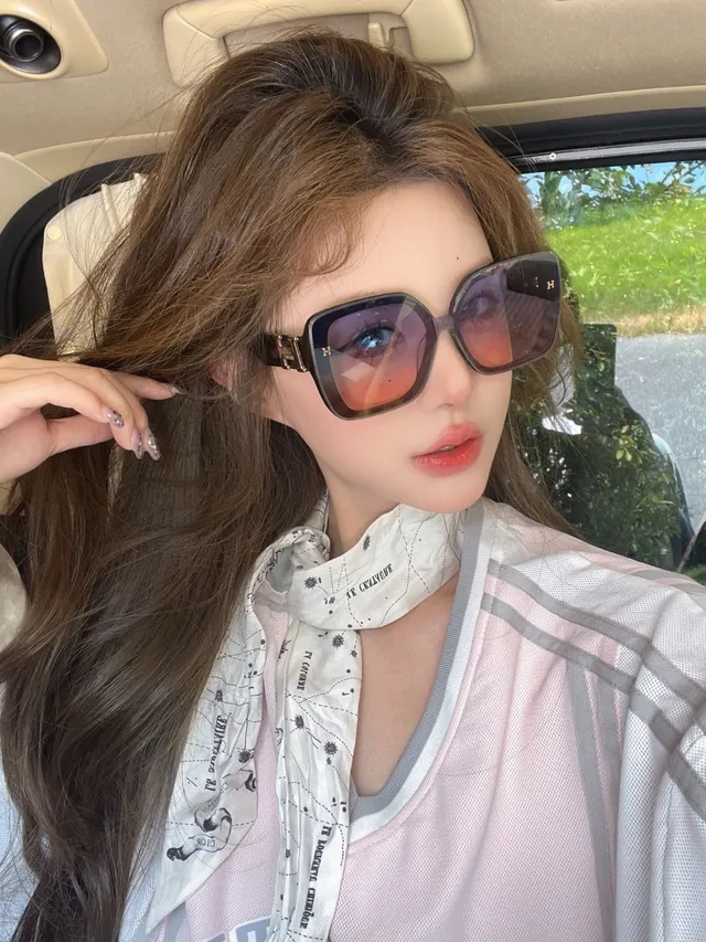 Oversized Square Frame Gold-Accent Dark Gradient Sunglasses 3