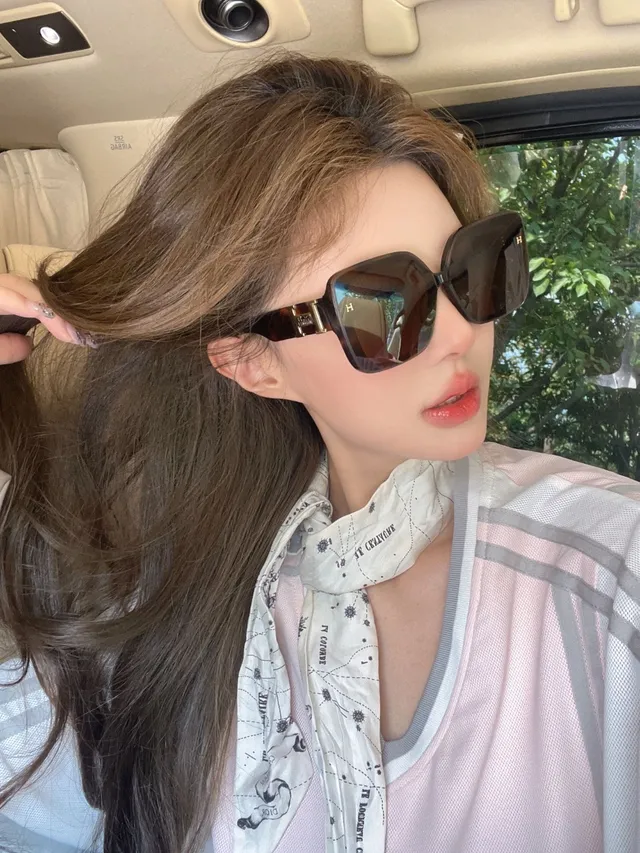 Oversized Square Frame Gold-Accent Dark Gradient Sunglasses 4