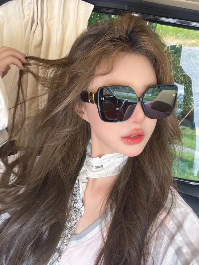 Oversized Square Frame Gold-Accent Dark Gradient Sunglasses 5