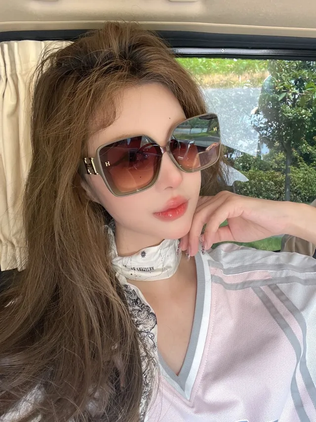 Oversized Square Frame Gold-Accent Dark Gradient Sunglasses 6