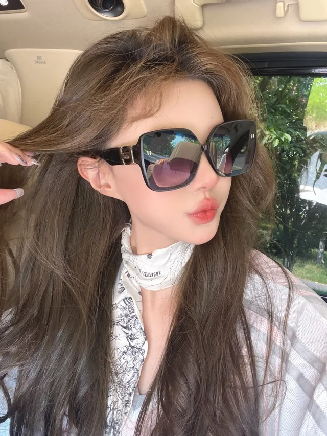 Oversized Square Frame Gold-Accent Dark Gradient Sunglasses 7