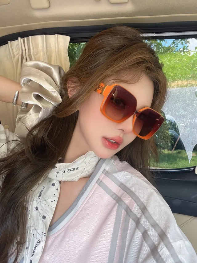 Oversized Square Frame Gold-Accent Dark Gradient Sunglasses 8