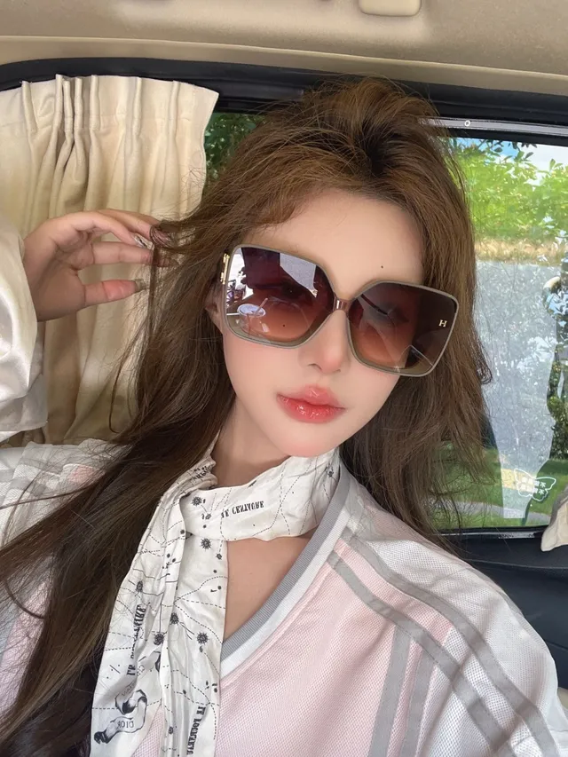 Oversized Square Frame Gold-Accent Dark Gradient Sunglasses 9
