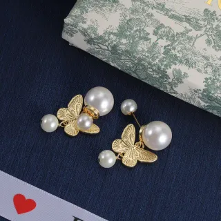 Brincos pendentes de pérolas e borboleta dourado