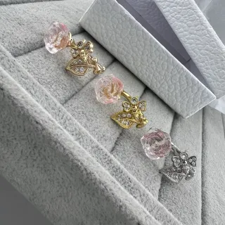 Brincos de rosa e ouro em forma de rosa com cabochon de borboleta