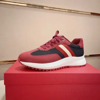 حذاء رياضي أحمر وأزرق بحري منخفض مع خطوط