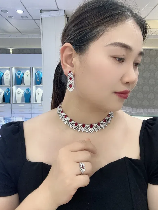 Red and White Gemstone Collar Necklace 3