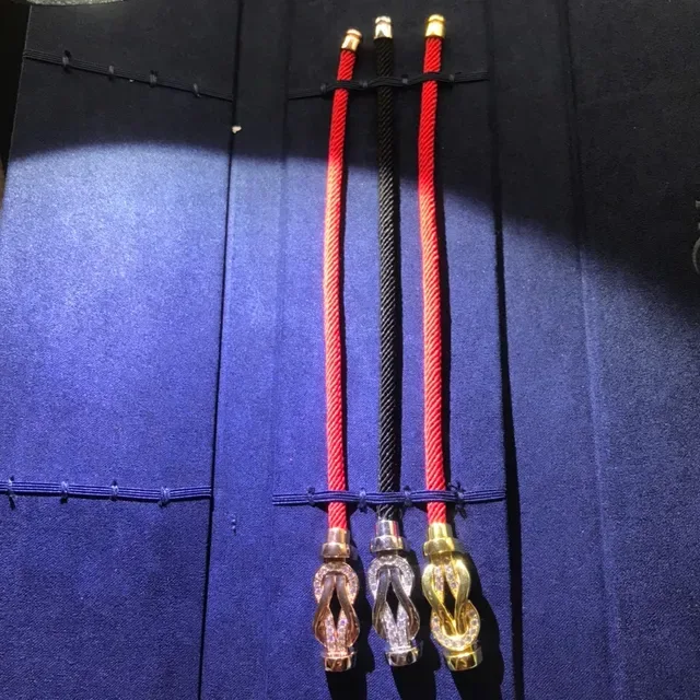 Bracelet en cordon tressé rouge et noir avec fermoir métallique de style nœud 2