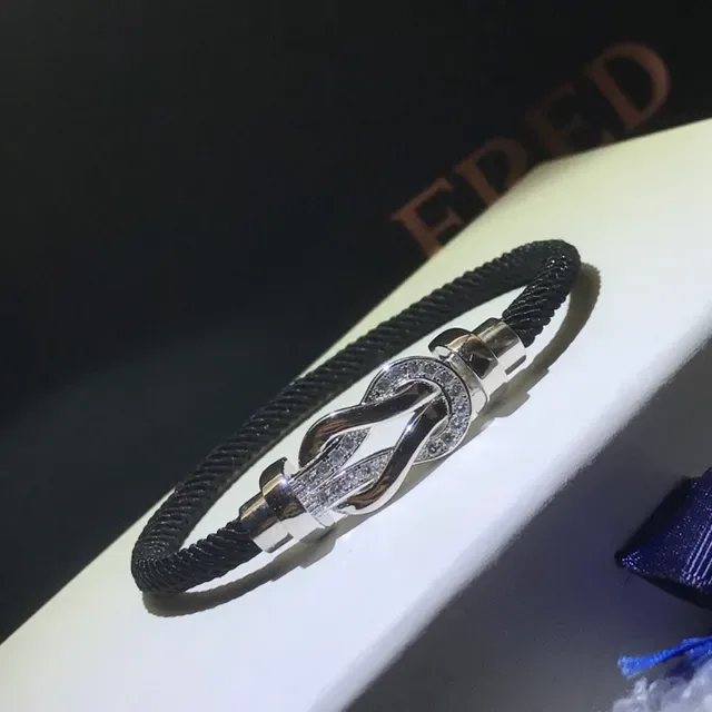 Bracelet en cordon tressé rouge et noir avec fermoir métallique de style nœud 4