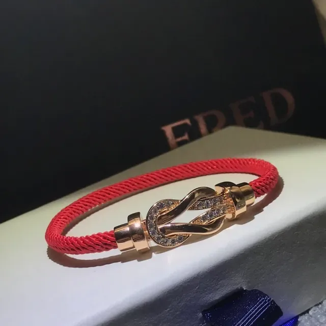 Bracelet en cordon tressé rouge et noir avec fermoir métallique de style nœud 5