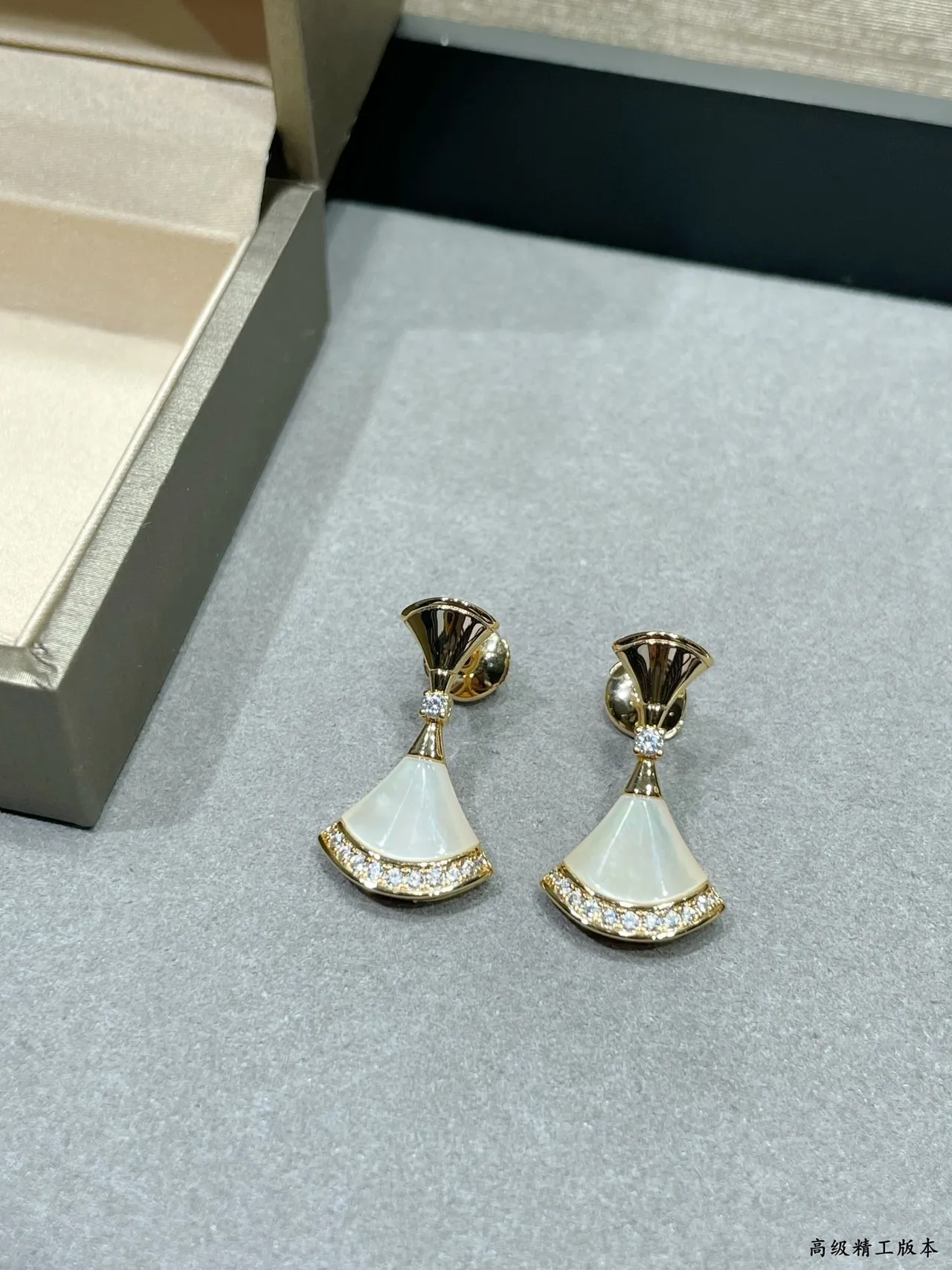 Red Gold Fan-Shaped Pavé-Set Earrings 4