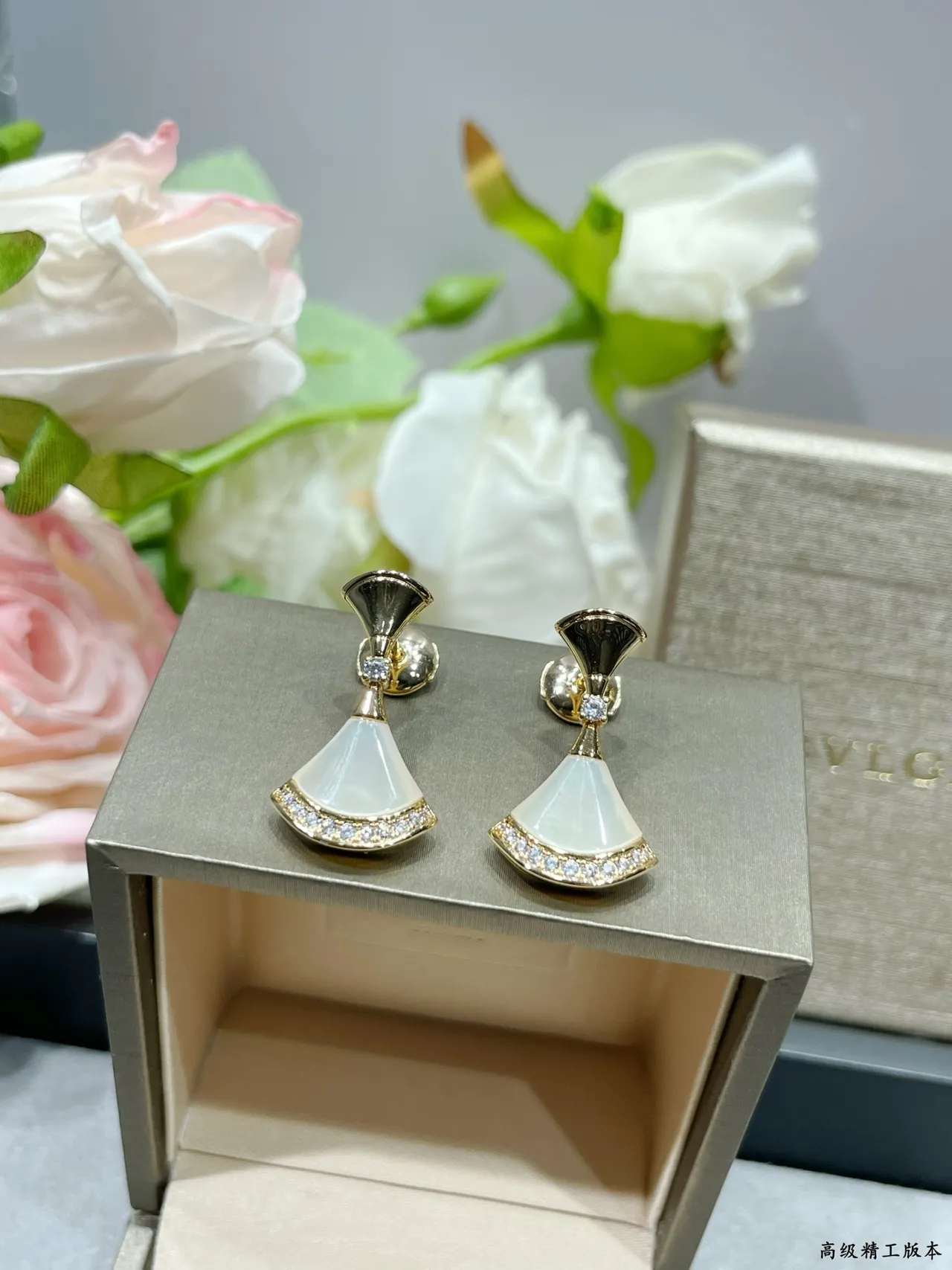 Red Gold Fan-Shaped Pavé-Set Earrings 6
