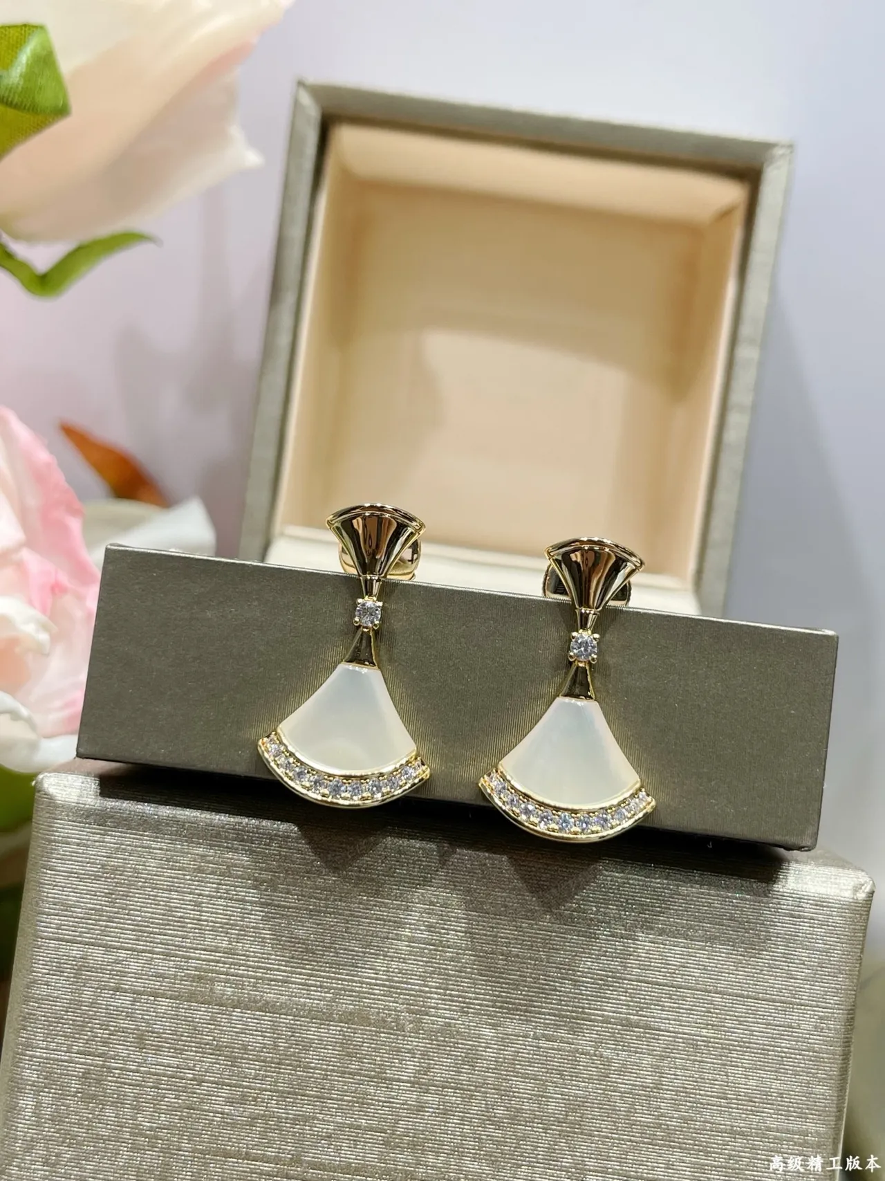 Red Gold Fan-Shaped Pavé-Set Earrings 8
