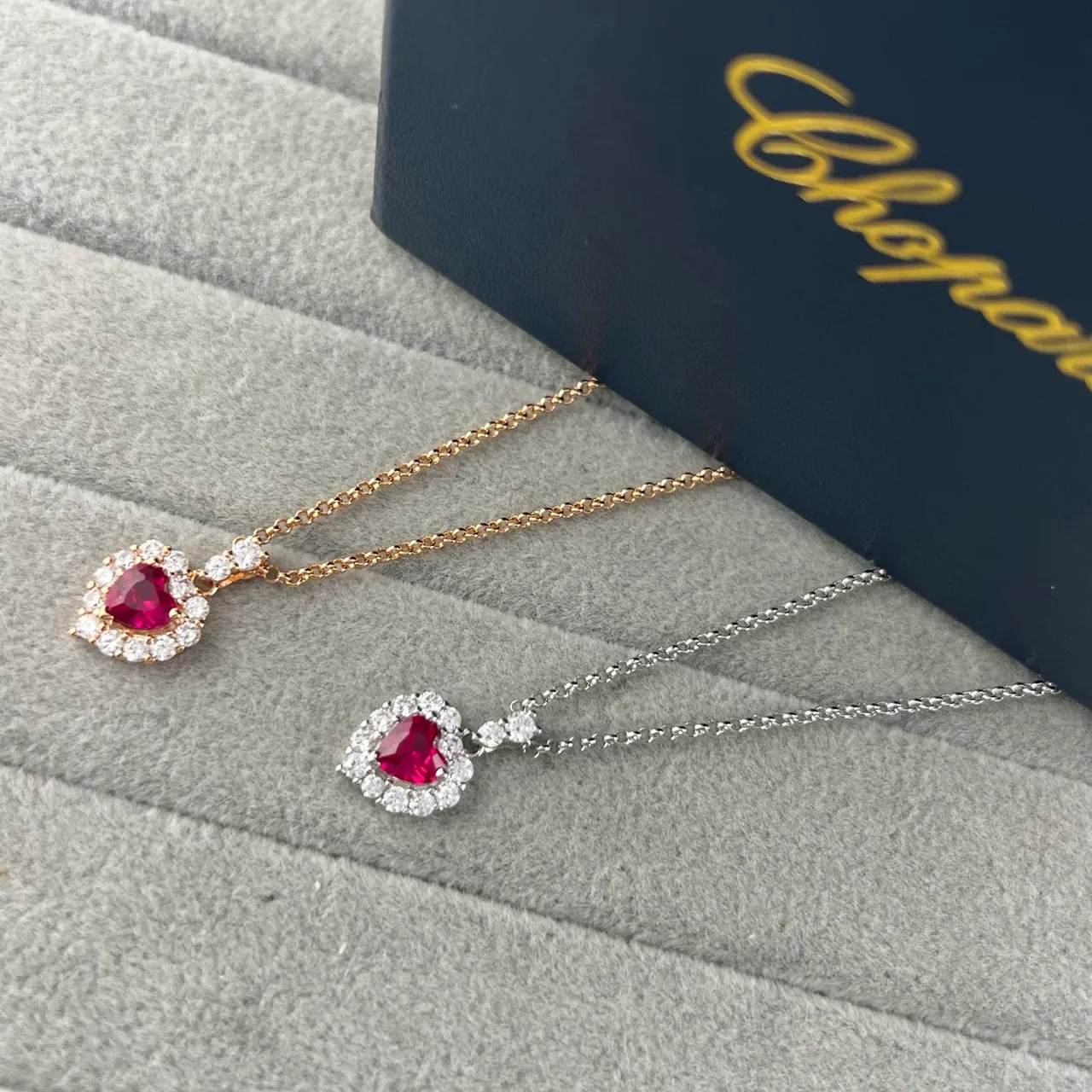 Red Gold Heart-Shaped Central Gem Halo Setting Necklace 6