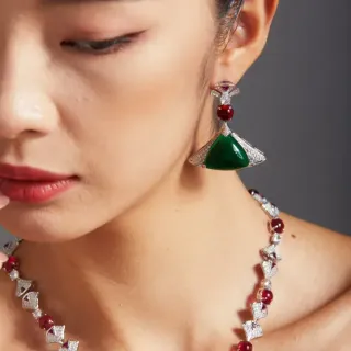 Collier rouge et vert motif géométrique d'éventail accents de diamants pavé