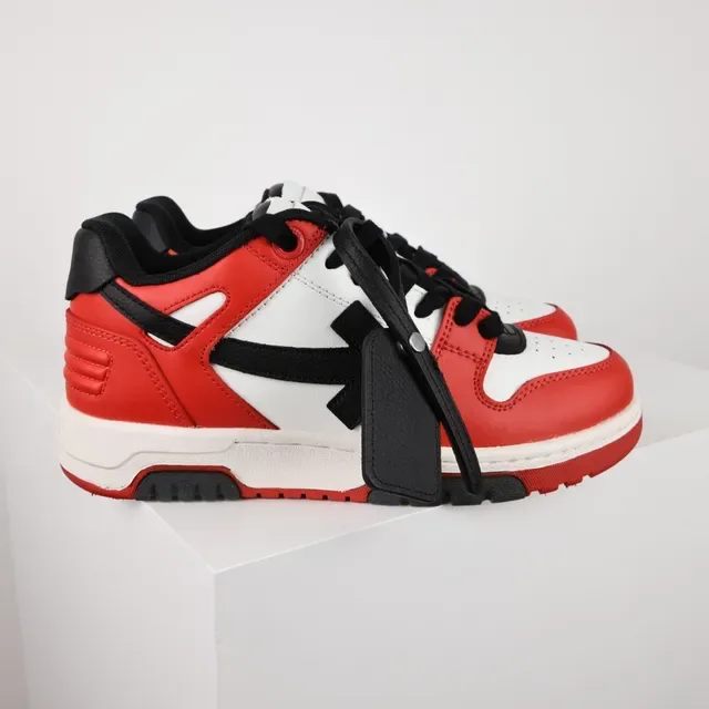 Rouge Blanc et Noir Logo Flèche Sneakers Lifestyle 3