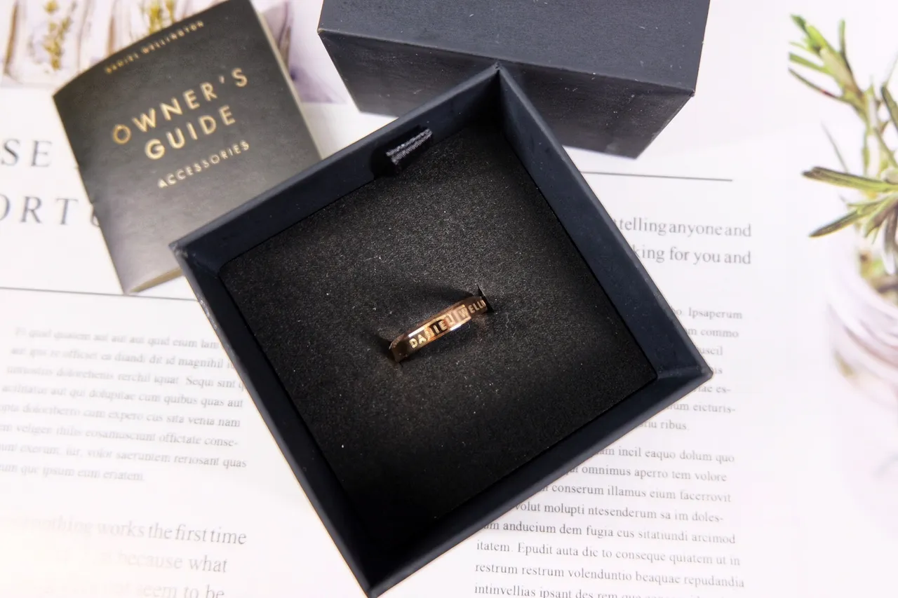 Anillo de oro rosa grabado de perfil plano 2