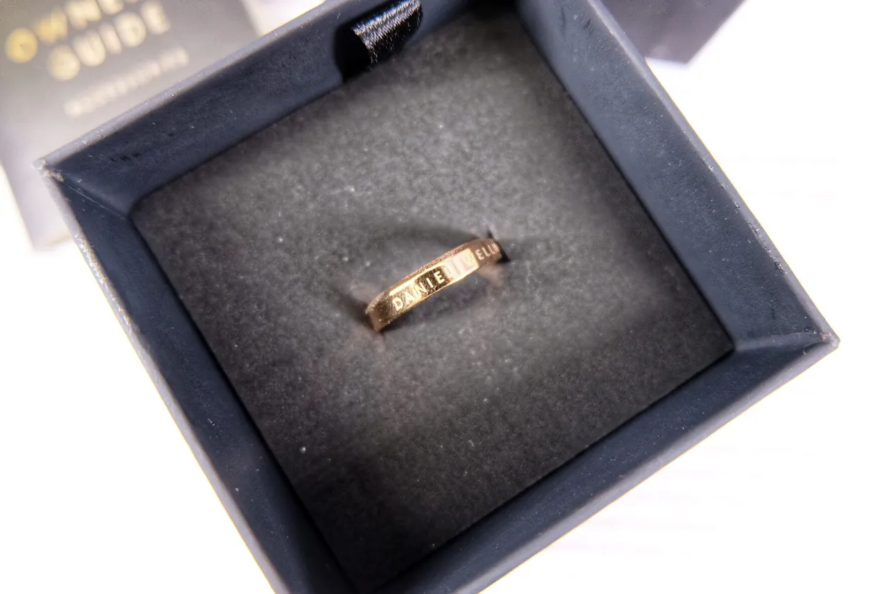 Anillo de oro rosa grabado de perfil plano 3