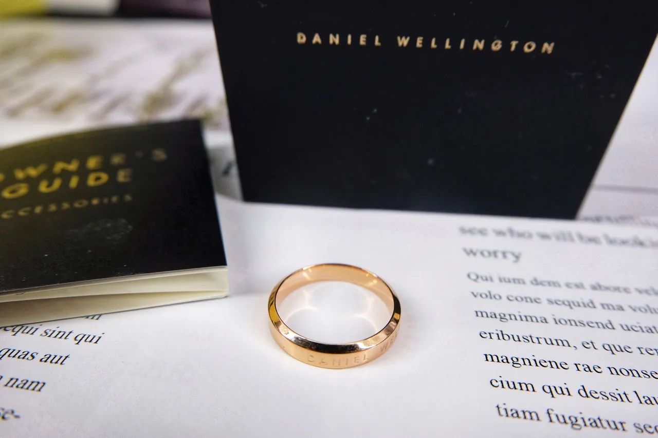 Anillo de oro rosa grabado de perfil plano 4