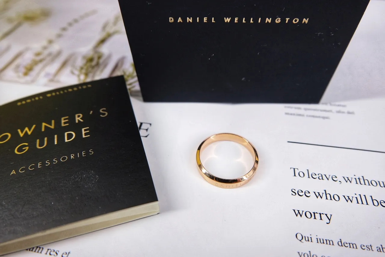 Anillo de oro rosa grabado de perfil plano 5