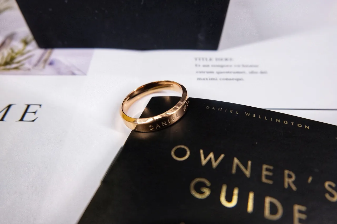 Anillo de oro rosa grabado de perfil plano 7