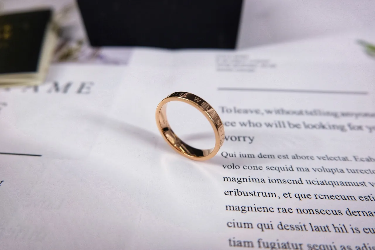 Anillo de oro rosa grabado de perfil plano 8