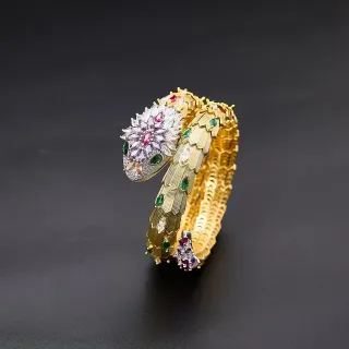 Pulsera Serpent-Coil Multi-Gem Tono Dorado