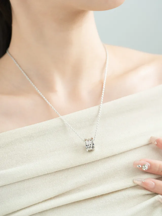 Collar de colgante de pirámide cilíndrica con studs de plata 2