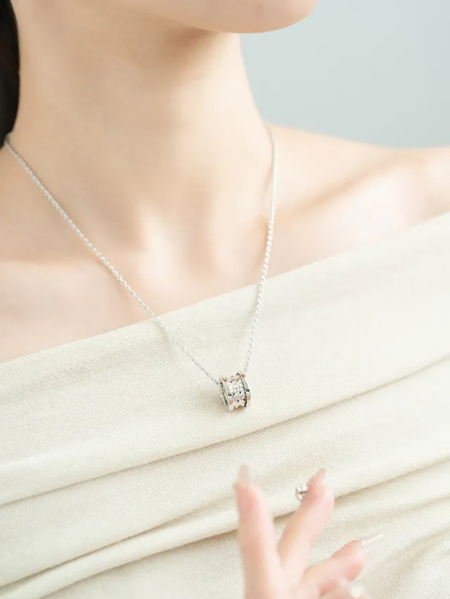 Collar de colgante de pirámide cilíndrica con studs de plata 3