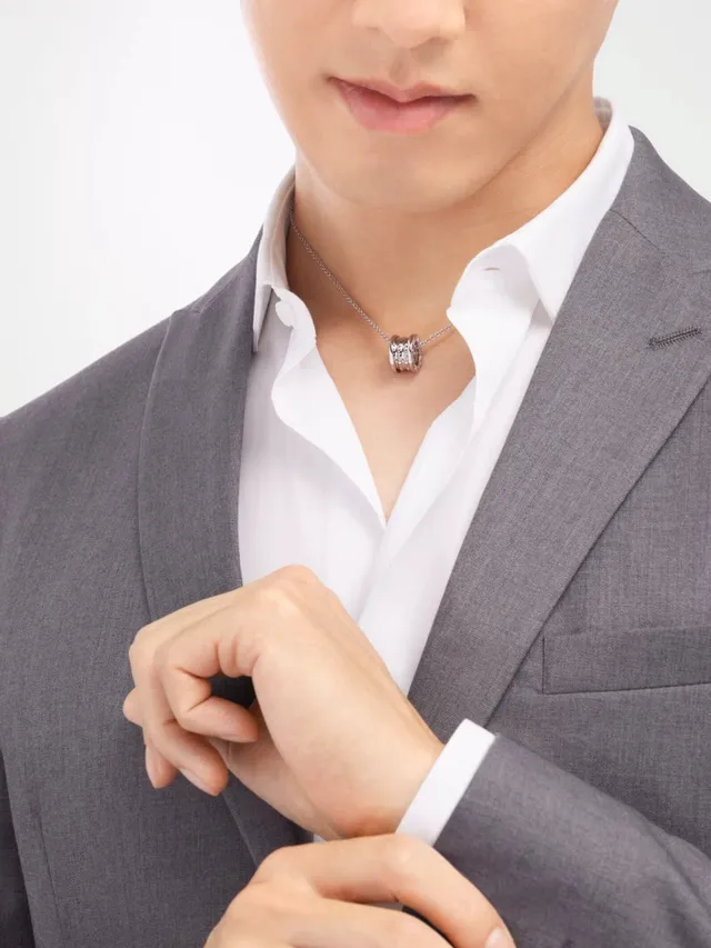 Collar de colgante de pirámide cilíndrica con studs de plata 9
