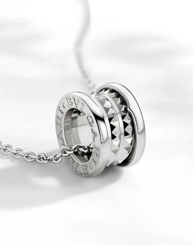 Collar de colgante de pirámide cilíndrica con studs de plata 11