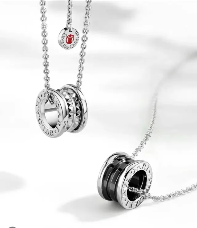 Collar de colgante de pirámide cilíndrica con studs de plata 12