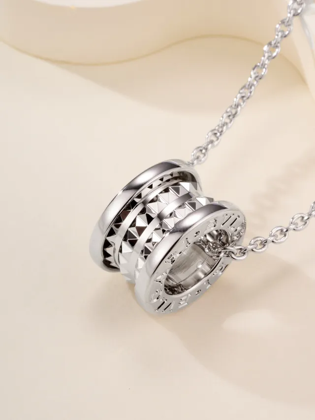 Collar de colgante de pirámide cilíndrica con studs de plata 18