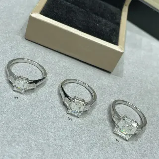 चांदी इमरल्ड-कट सेंटर स्टोन टेपर बैगेट साइड स्टोन्स अंगूठी