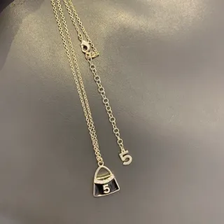 Collier pendentif sac à main numéro 5 en ton argenté noir émaillé