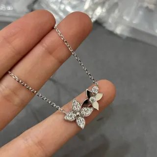 Collier pendentif de deux fleurs pavé de cristal ton argent