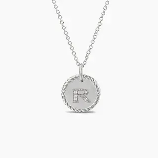 Collier avec pendentif disque bordé de corde et initiale R en ton argenté