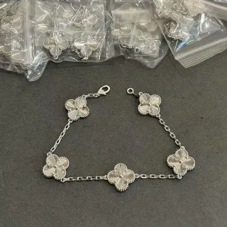 银色调五朵花魅力链接手链