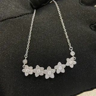 Collier de ton argenté pavé floral de cinq clusters