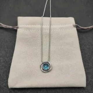 Collier avec pendentif de gemme facettée bleue en bisel de corde ton argenté
