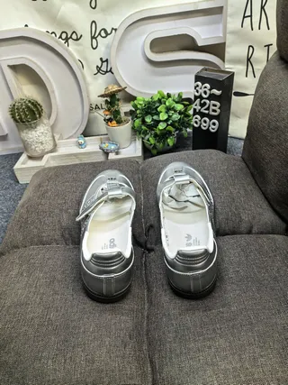 upper فضي أبيض معدني بطانة مثقوبة Mary Jane Shoes 8