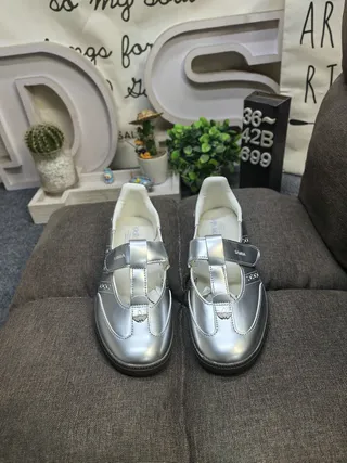 upper فضي أبيض معدني بطانة مثقوبة Mary Jane Shoes 10