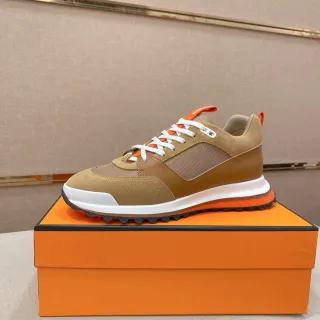 Zapatilla Lifestyle con Capas de Suede-Mesh en Tonos Tan y Naranja