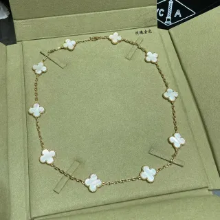 Collier chaîne avec 10 trèfles mère de perle blanche incrustés en doré