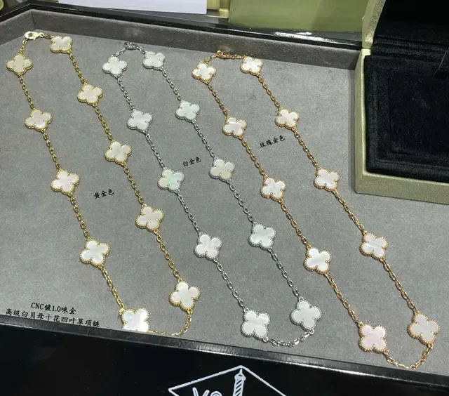 10 三叶草形白色珍珠母镶嵌金色链条项链 3
